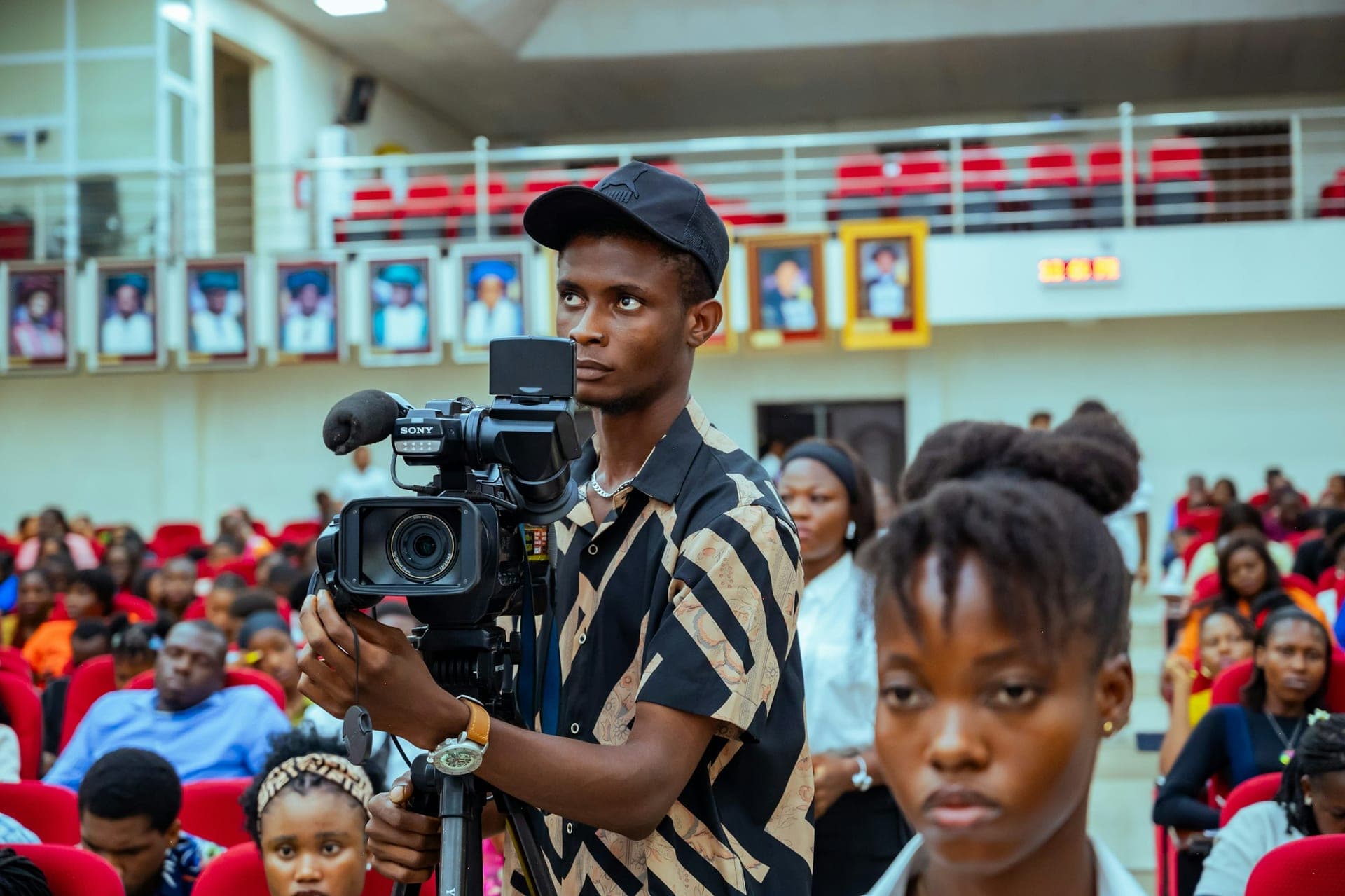 Vidéaste filmant un événement devant le public
